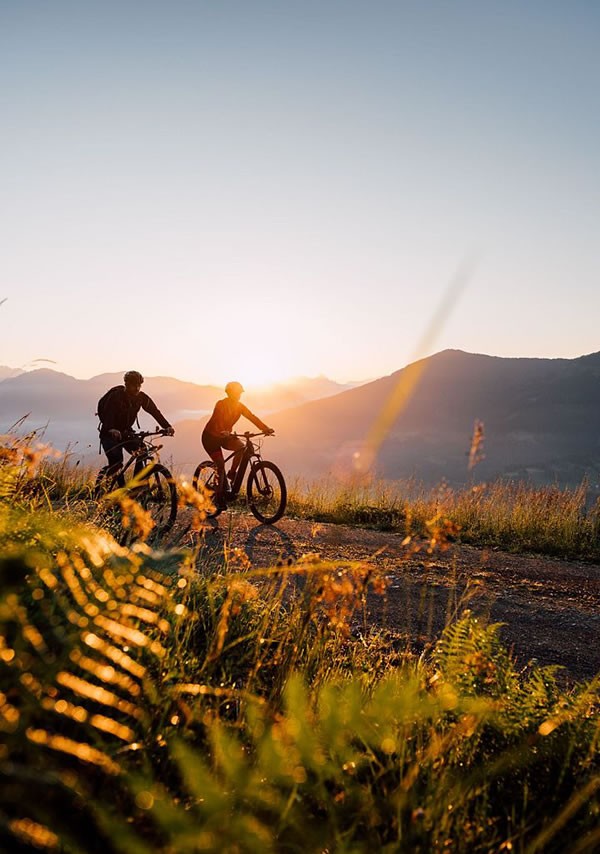 E-Bike-Tour beim Sonnenuntergang