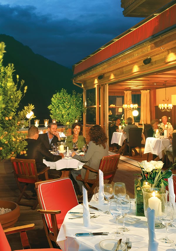 Einen lauen Sommerabend auf der Terrasse genießen