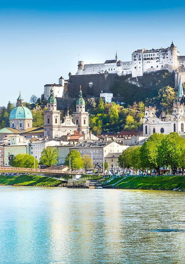 Festspielstadt Salzburg mit Bick auf die Altstadt und die Festung Burghohensalzburg