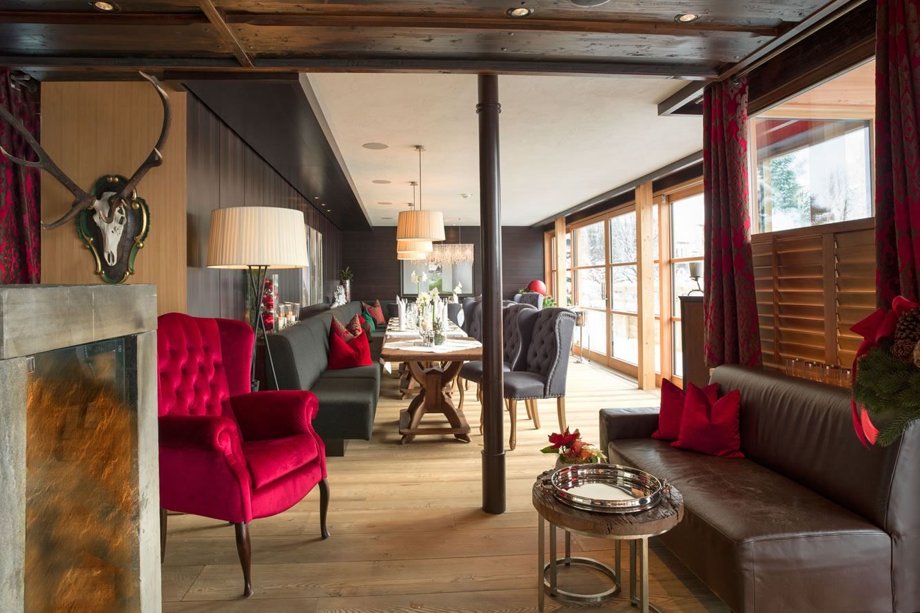 Cozy hotelbar - lounge with winter garden