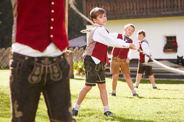 Kinder beim Traditionellen Schnalzen © SalzburgerLand Tourismus