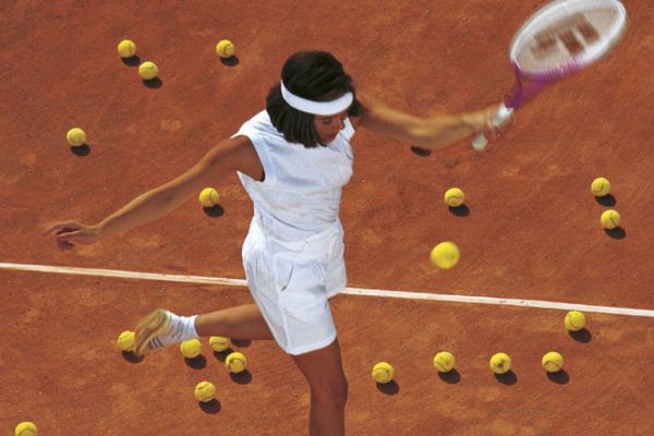 Tennis spielen auf den Sandplätzen des Tennisclub Alpendorf