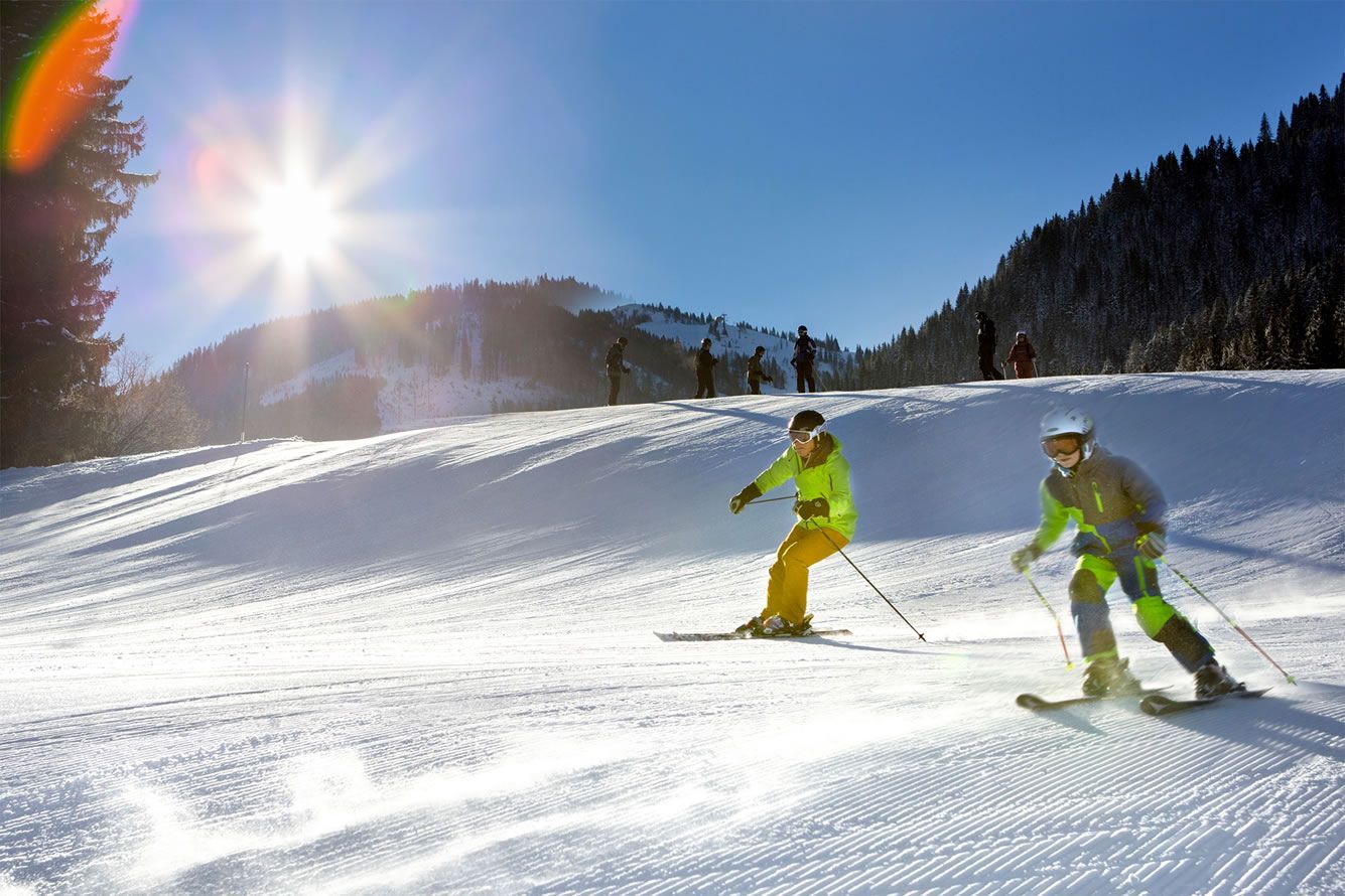 Sonnenskilauf im Skigebiet am Gernkogel